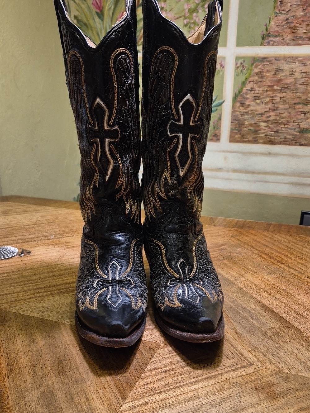Corral Sz 5.5 Crosses And Wings. Distressed Leather.